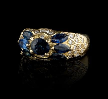 Un anillo de zafiro y diamantes
Oro, ley 0,800
Eng