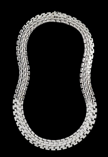 Un collar de diamantes
Oro, ley 0,750
Engastado co