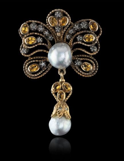 Un broche de oro y plata con perlas y citrinos
Oro