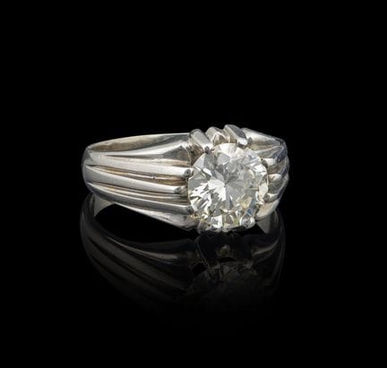 Un anillo de diamantes
Oro blanco, ley 0,800
Engas