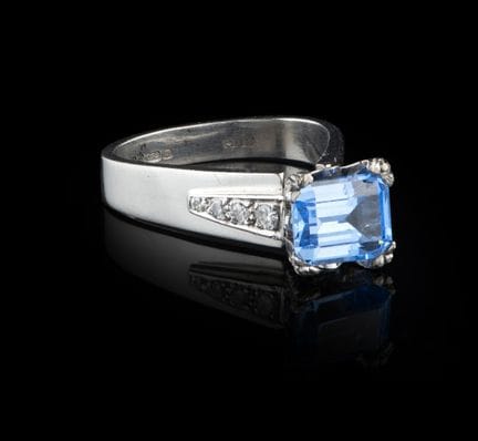 Anillo de oro con espinela y diamantes
Oro, ley 0,