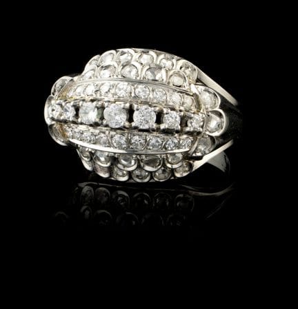 Un anillo de diamantes
Oro
Engastado con diamantes