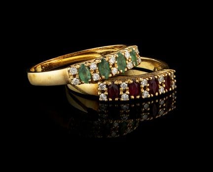 Dos anillos de oro con rubíes, esmeraldas y diaman
