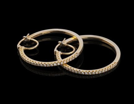 Un par de pendientes de aro de oro con diamantes
O