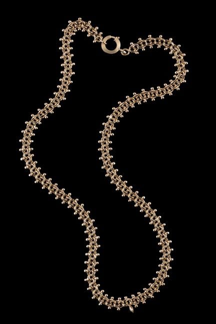 Un collar de oro
Oro, ley 0,800
Cadena de eslabone