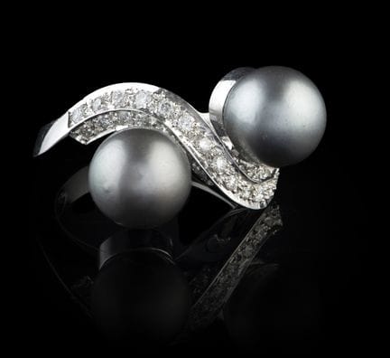 Un anillo de perlas y diamantes
Oro, ley 0,800
Eng