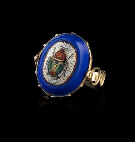 Anillo de oro con micromosaico
Oro
Con un micromos