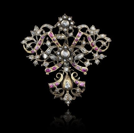 Un broche en forma de lazo con rubíes y diamantes
