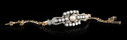 Una pulsera de perlas y diamantes
Oro y platino
En