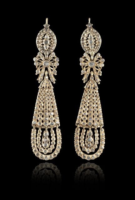 Un par de pendientes de oro con diamantes
Oro
Enga