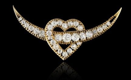Un broche de diamantes con forma de «corazón y med