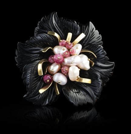 Broche «Flor» con cuentas de ónix, perlas y rubíes