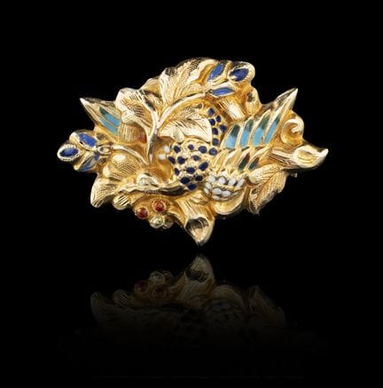 Un broche de oro y esmalte
Oro, ley 0,750
Decoraci