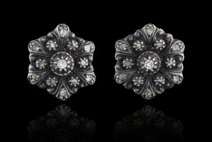 Un par de pendientes de diamantes
Oro, ley 0,800, 