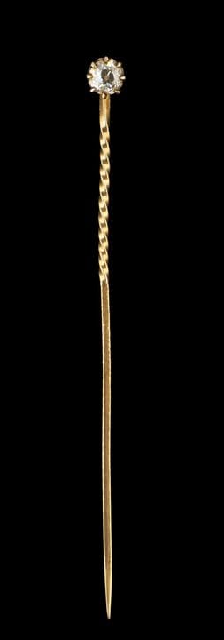 Un alfiler de corbata con diamante
Oro
Engastado c