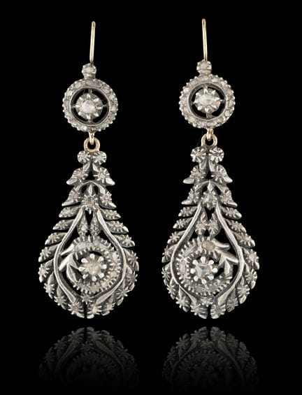 Un par de pendientes de oro y plata con diamantes
