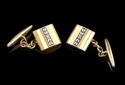 A pair of gold cufflinks
Gold, fineness .800
Decor