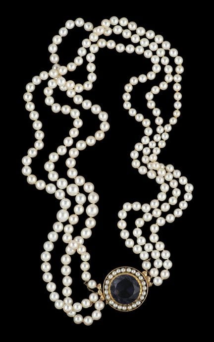 Un collar de perlas
Compuesto por tres hileras de 