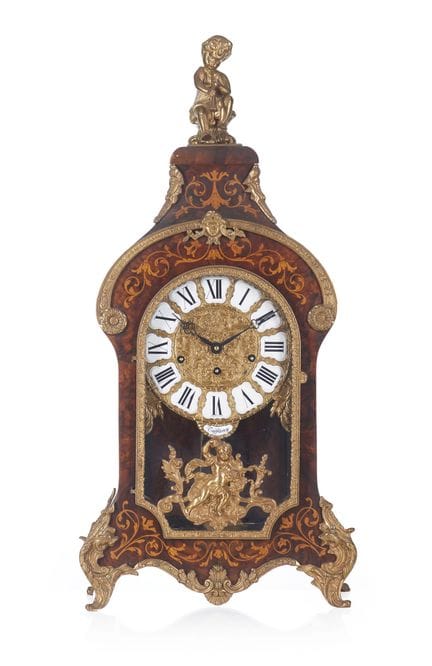 Un reloj de mesa de estilo Luis XV
Caja de madera 