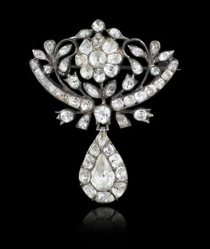 Un broche en forma de «lazo»
Plata, ley 0,833
Enga