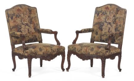 Un canapé et une paire de fauteuils de style Louis