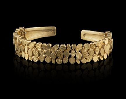 Una pulsera de oro de LUISA ROSAS, colección BE
Or