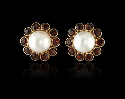 Un par de pendientes de oro con perlas y granates
