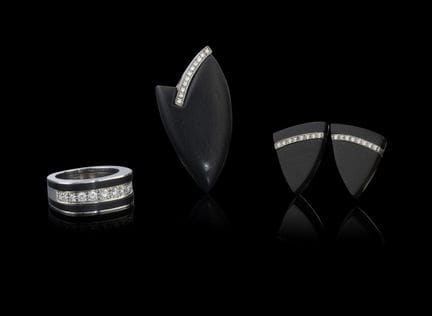 Un anillo, un colgante y un par de pendientes de d