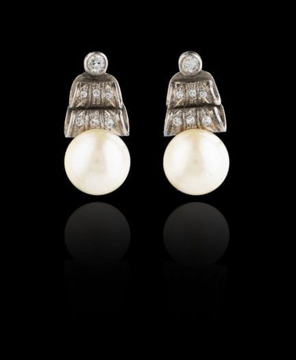 Un par de pendientes de perlas y diamantes
Oro bla