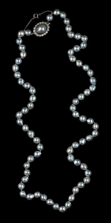 Un collar de perlas cultivadas
Compuesto por una h