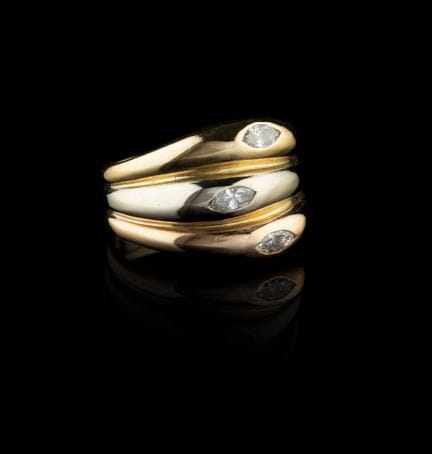 Un anillo de diamantes
Oro tricolor, ley 0,800
Eng