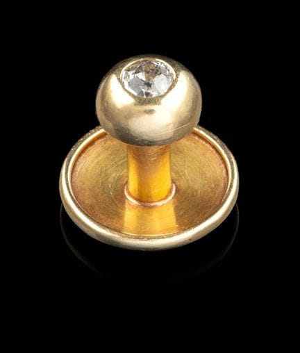 A diamond gold cufflink
Gold
Set with a brilliant-
