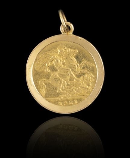 Colgante con forma de soberano de oro
Montura de o
