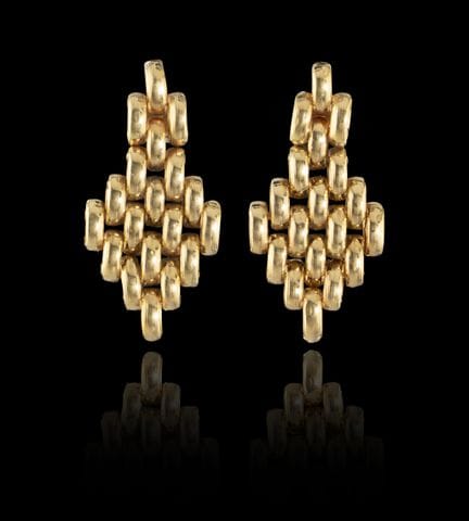 Un anillo de oro y un par de pendientes
Oro, ley 0