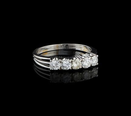 Un anillo de diamantes
Oro, ley 0,800
Engastado co