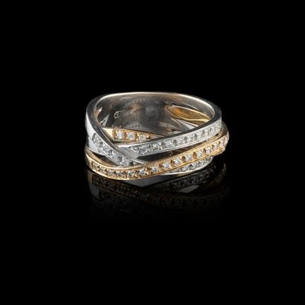 Un anillo de diamantes
Oro tricolor, ley 0,800
Eng