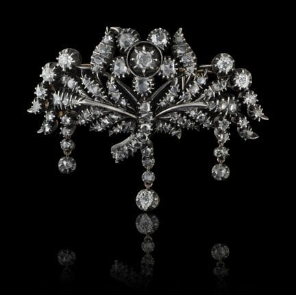 Un broche
De plata y oro
Engastado con diamantes d