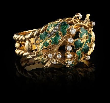 Un brazalete de oro y plata con diamantes
Oro y pl