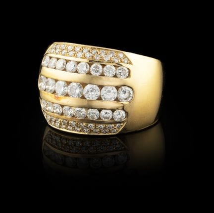 Un anillo de diamantes
Oro, ley 0,800
Engastado co