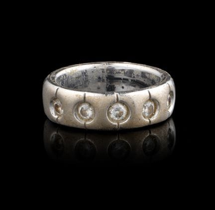 Un anillo de diamantes
Oro, ley 0,750
Engastado co