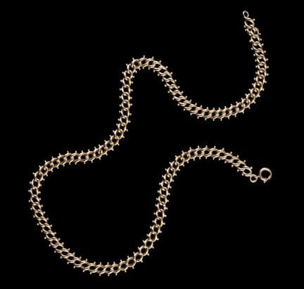 Un collar de oro
Oro, ley 0,800
Cadena de eslabone