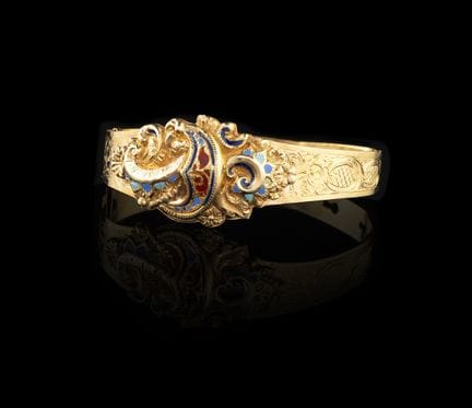 Una pulsera de oro esmaltada
Oro, ley 0,750
Decora