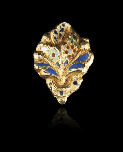 Un broche de oro esmaltado
Oro, ley 0,750
Decoraci