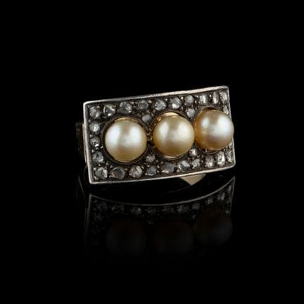 Anillo de perlas y diamantes de estilo Art Déco
Or