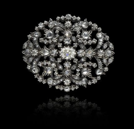Un broche de diamantes
Oro de ley 800 y plata
Enga