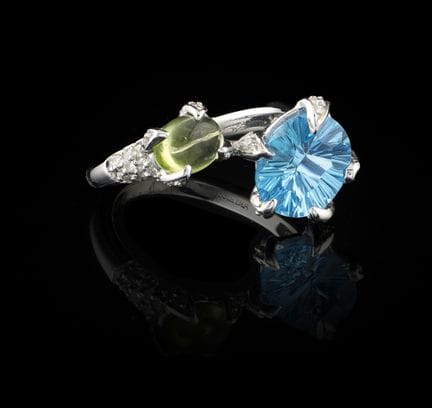 Anillo de topacio, peridoto y diamantes
Oro, ley 0