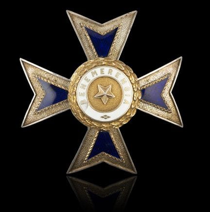 Una insignia de plata de la Orden de Benemerência
