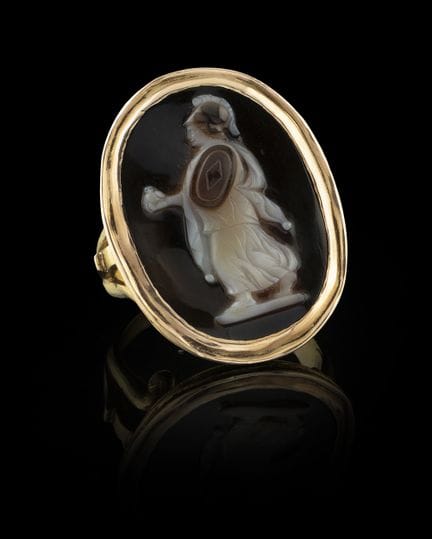 Bague en or avec camée en onyx
Or
Décoration ajour