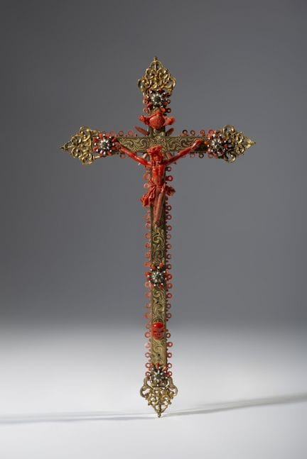 Le Christ crucifié
Corail rouge de la Méditerranée