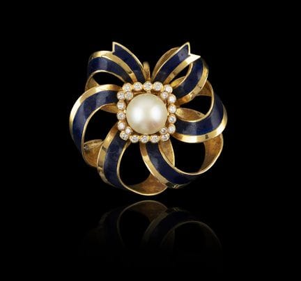 Broche de oro con diamantes, perla y esmalte
Oro, 